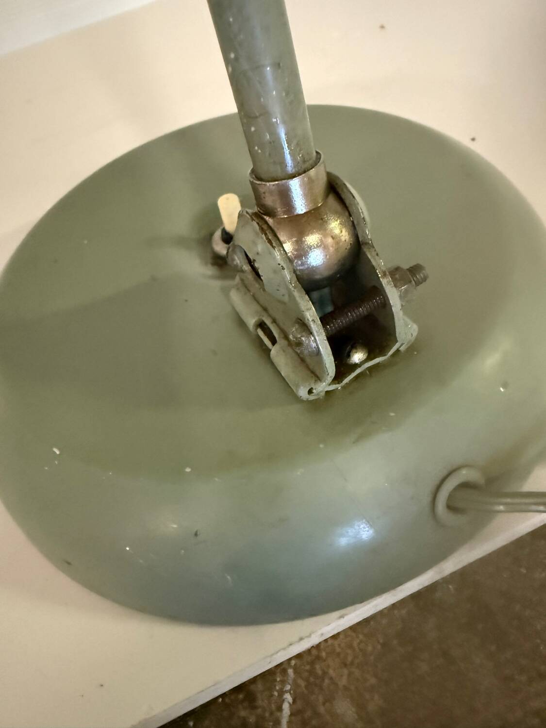 Articulated desk lamp