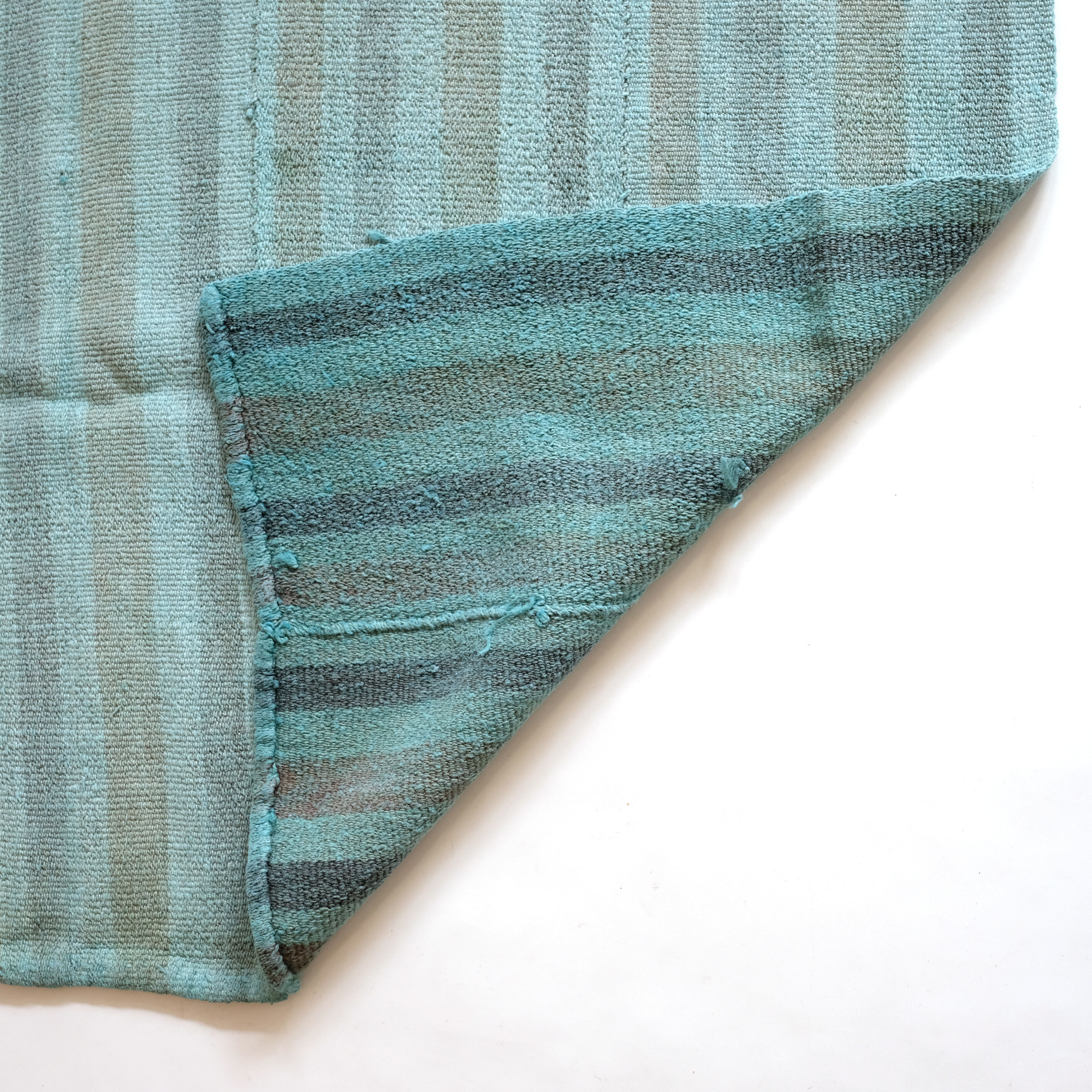 Blue hemp carpet of Turkish origin, 150 x 195 cm.