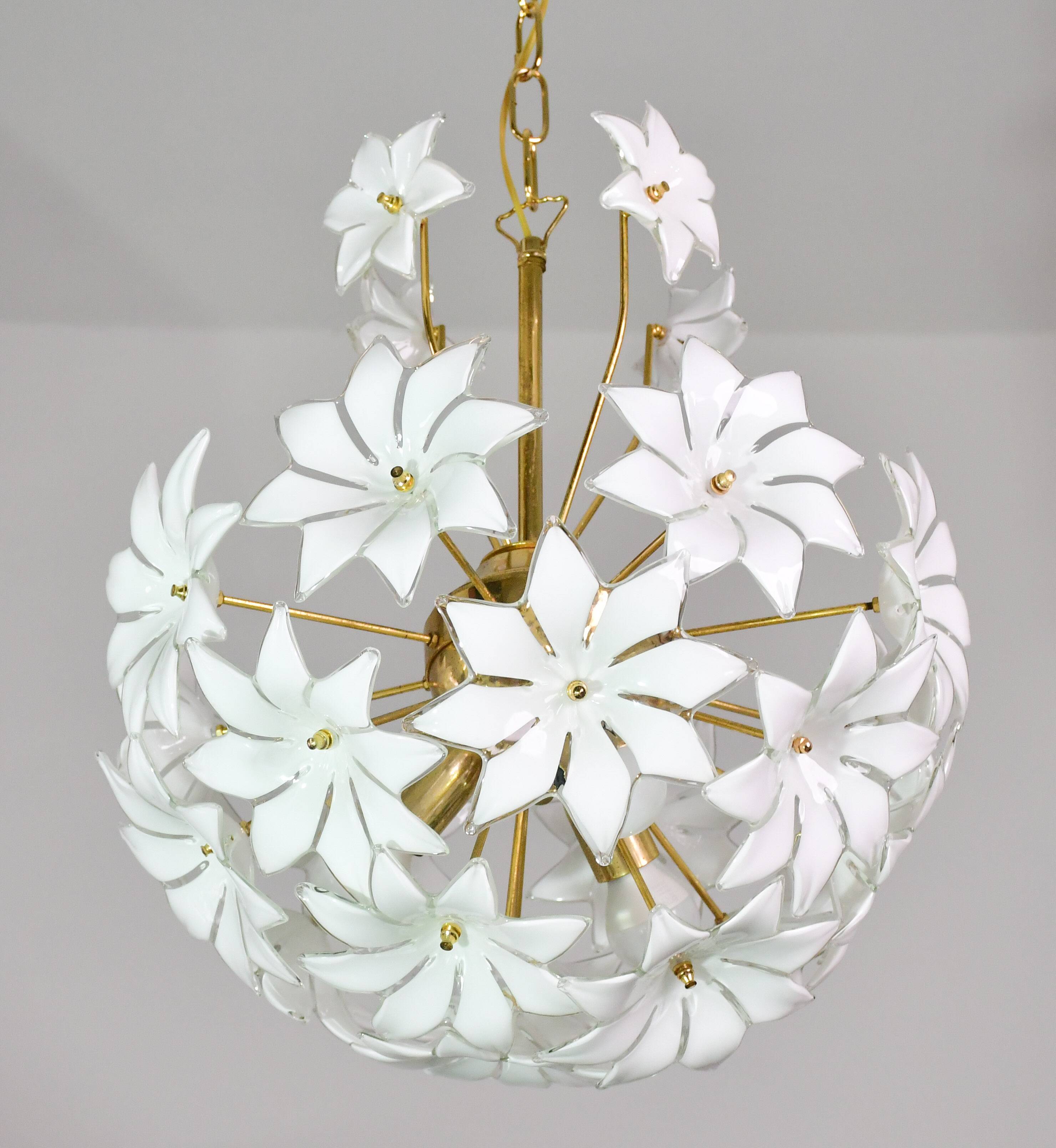 Charmant luminaire en verre de Murano Spoutnik fleurs blanches, années 1970