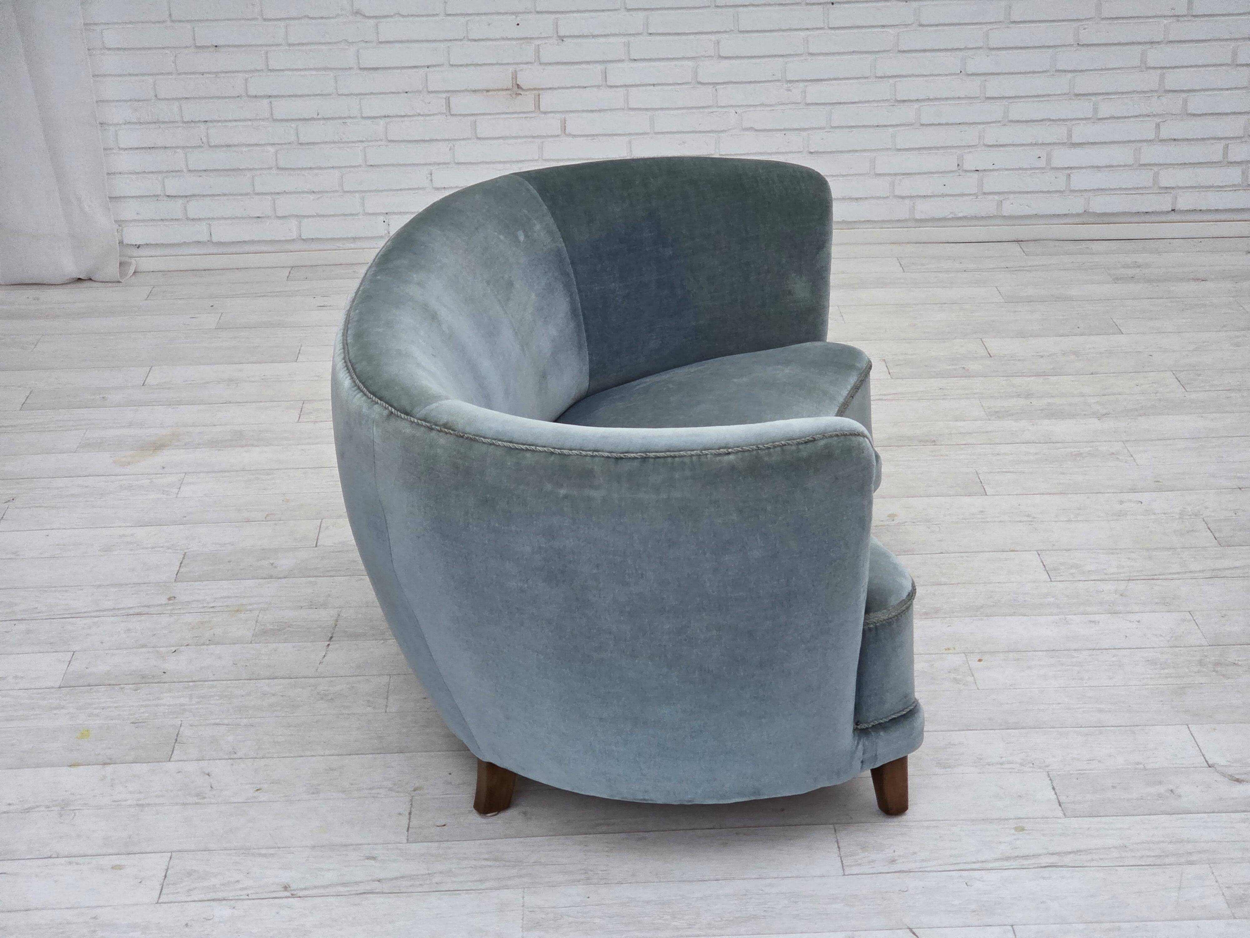 Canapé 2 places incurvé danois des années 1970, revêtement en velours bleu.