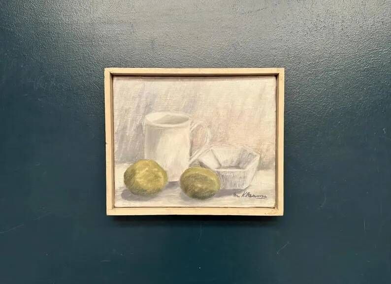 Original Swedish Oil on Canvas – “Jug, Bowl and Fruits” by Main Klarmo‑Kärred – Signed – 1961 – Vintage & Framed – 49×40.5 cm (19.3"×15.9")