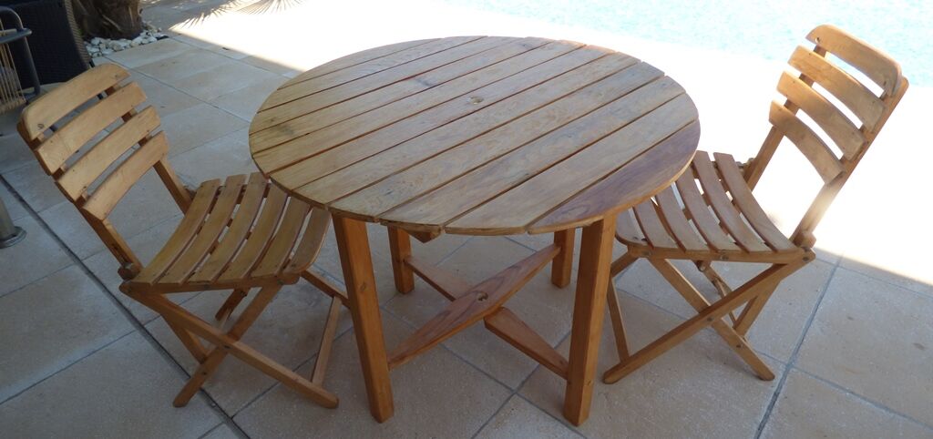 Table et 2 chaises pliantes de jardin en bois naturel
