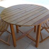 Table and 2 folding garden chairs in natural wood