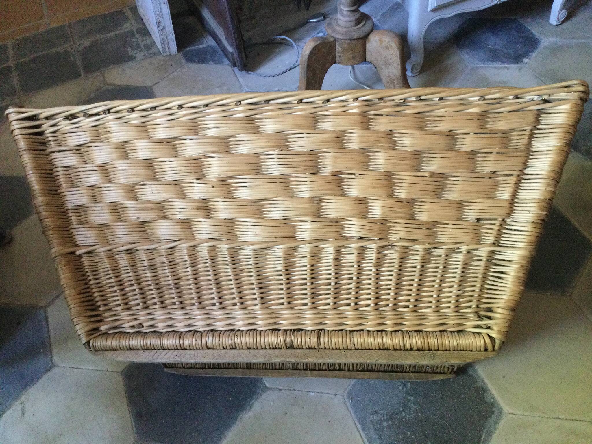 Old basket with 2 handles