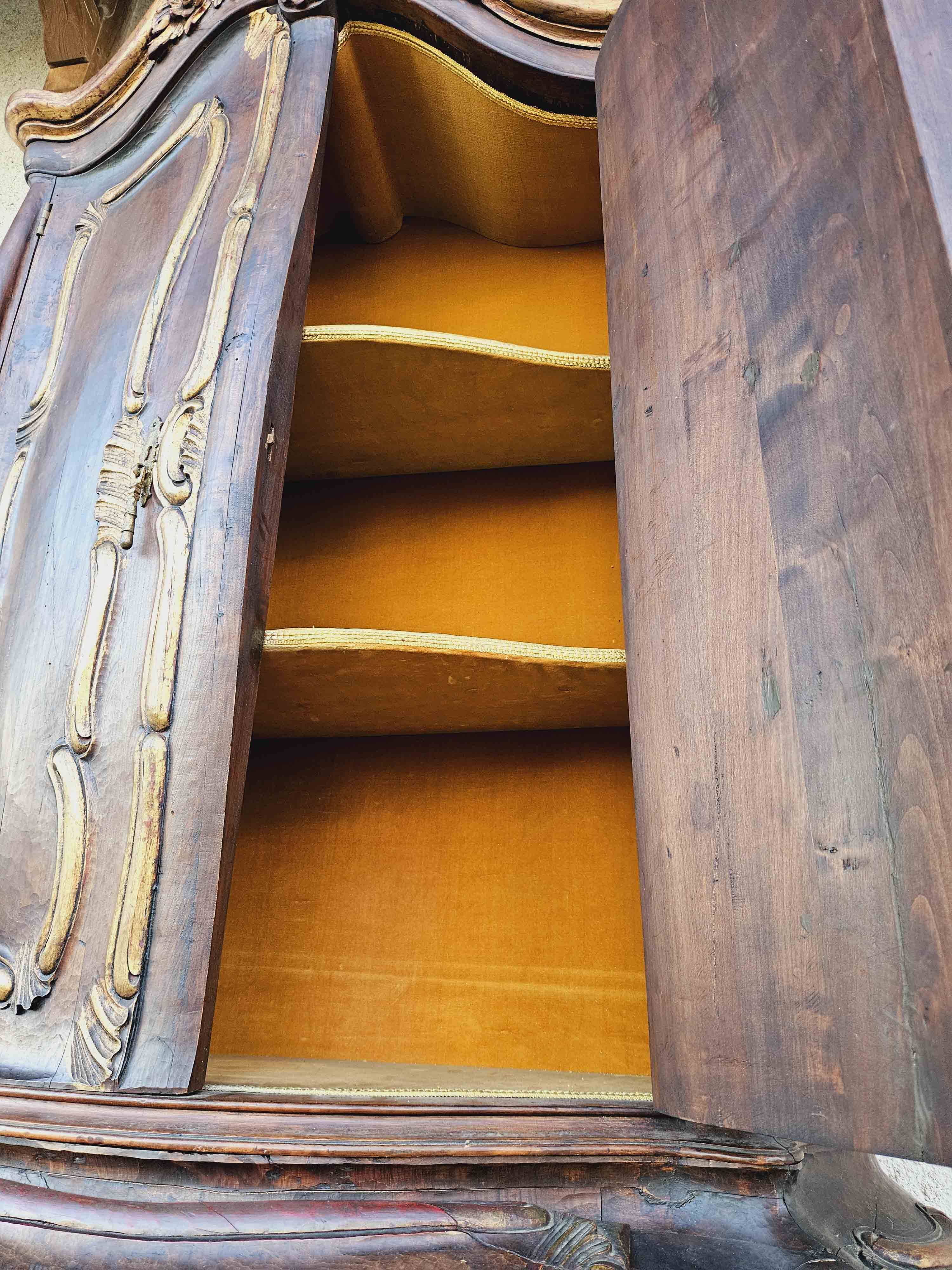 Rounded buffet in venetian baroque style