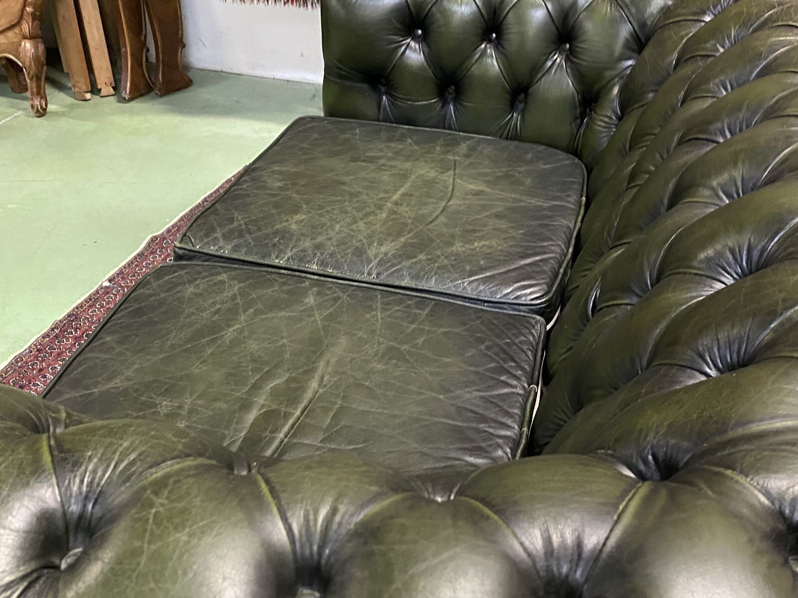 Chesterfield 2-seater green leather sofa from the 1980s