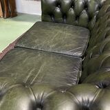 Chesterfield 2-seater green leather sofa from the 1980s