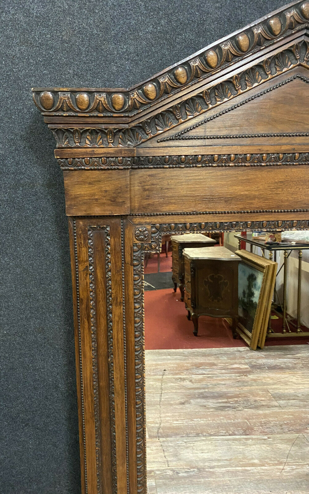 Miroir Renaissance de forme pyramidale en bois naturel