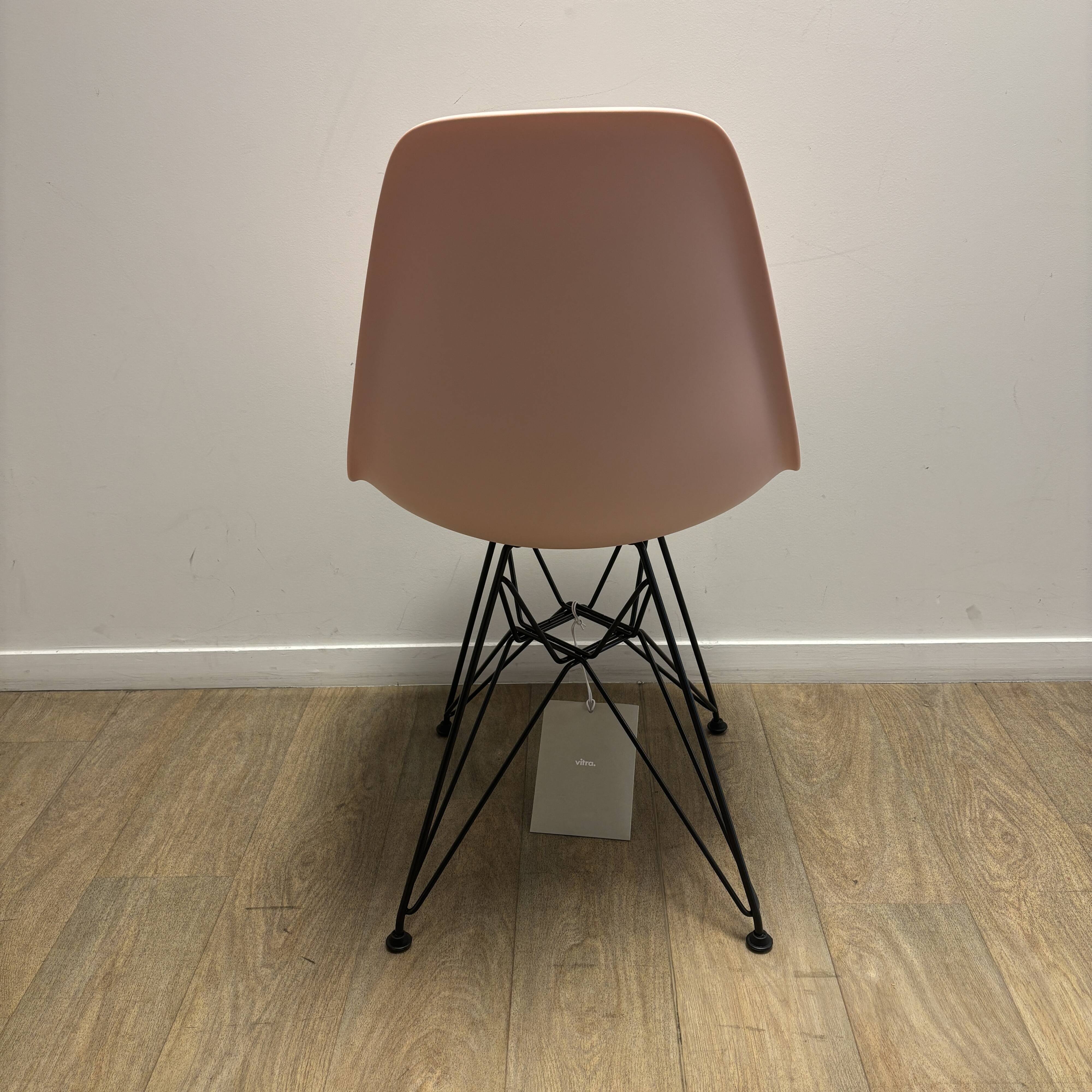 EAMES DSR CHAIR SOFT PINK / BLACK - VITRA