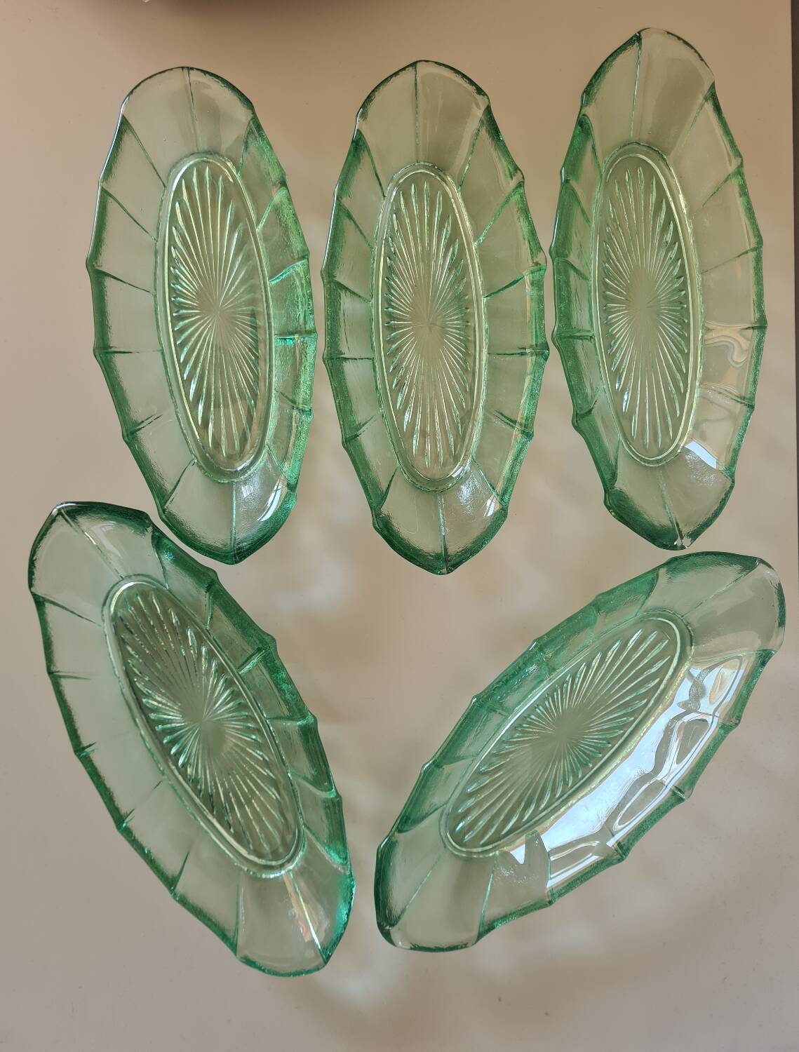 Ensemble de 5 petits plats en verre
pressé vert - Style Art Déco / Vin