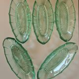 Ensemble de 5 petits plats en verre
pressé vert - Style Art Déco / Vin