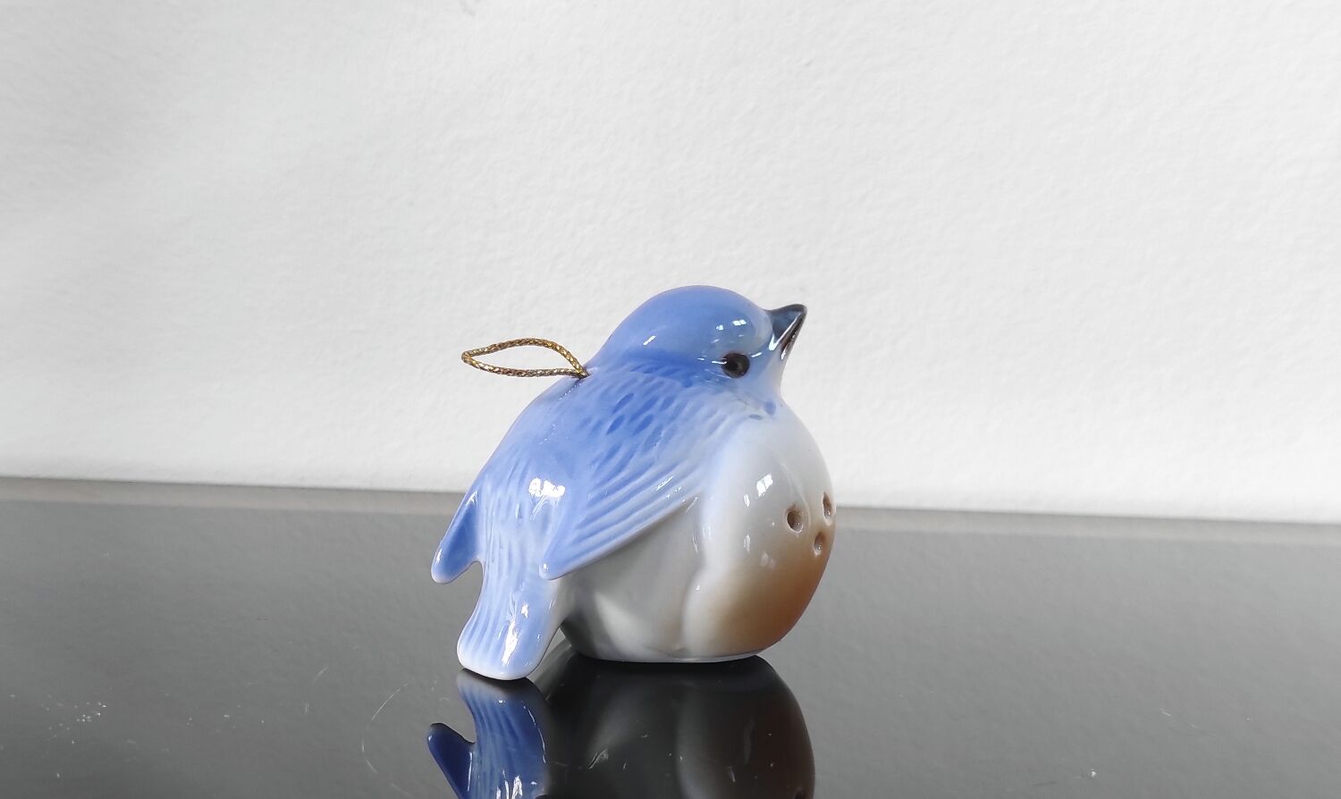 Vintage bird salt cellar in blue and white porcelain.
