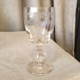 Suite de 5 verres a pied pour digestif en verre