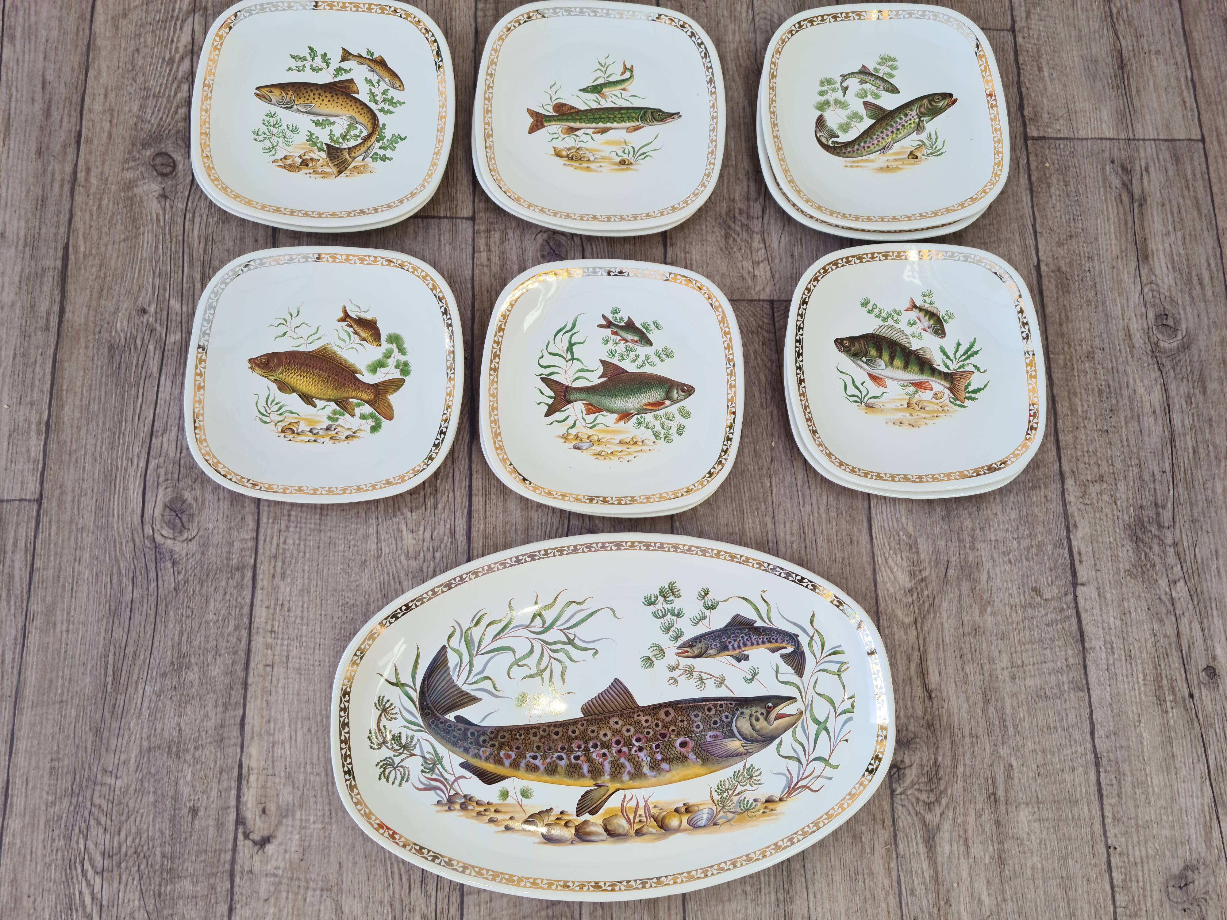 Lonchamp fish service: 12 plates and a dish