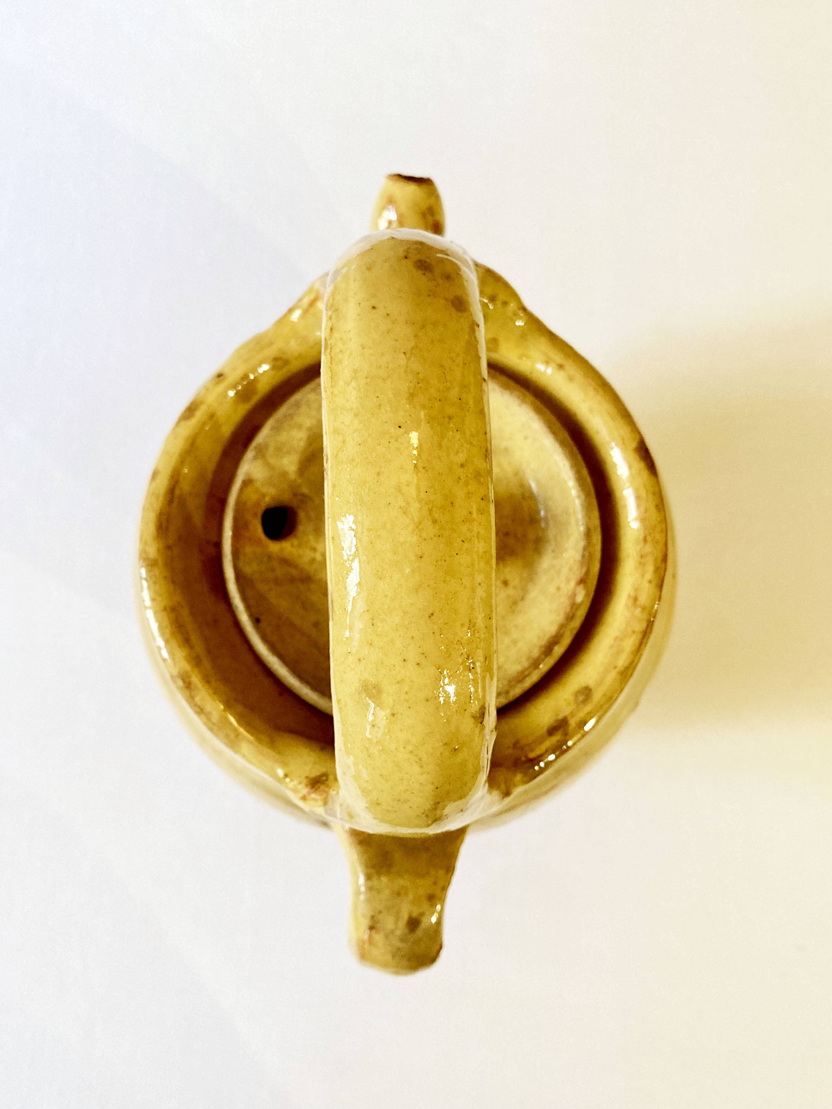 Cruche / chevrette en céramique vernissée jaune, avec couvercle