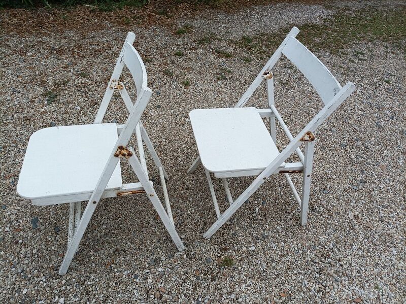 Folding chairs in wood