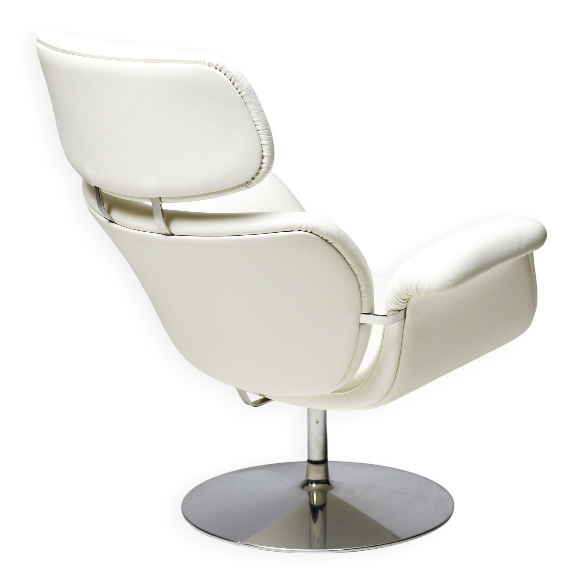 Artifort Tulip F545 Lounge Chair by Pierre Paulin, white leather