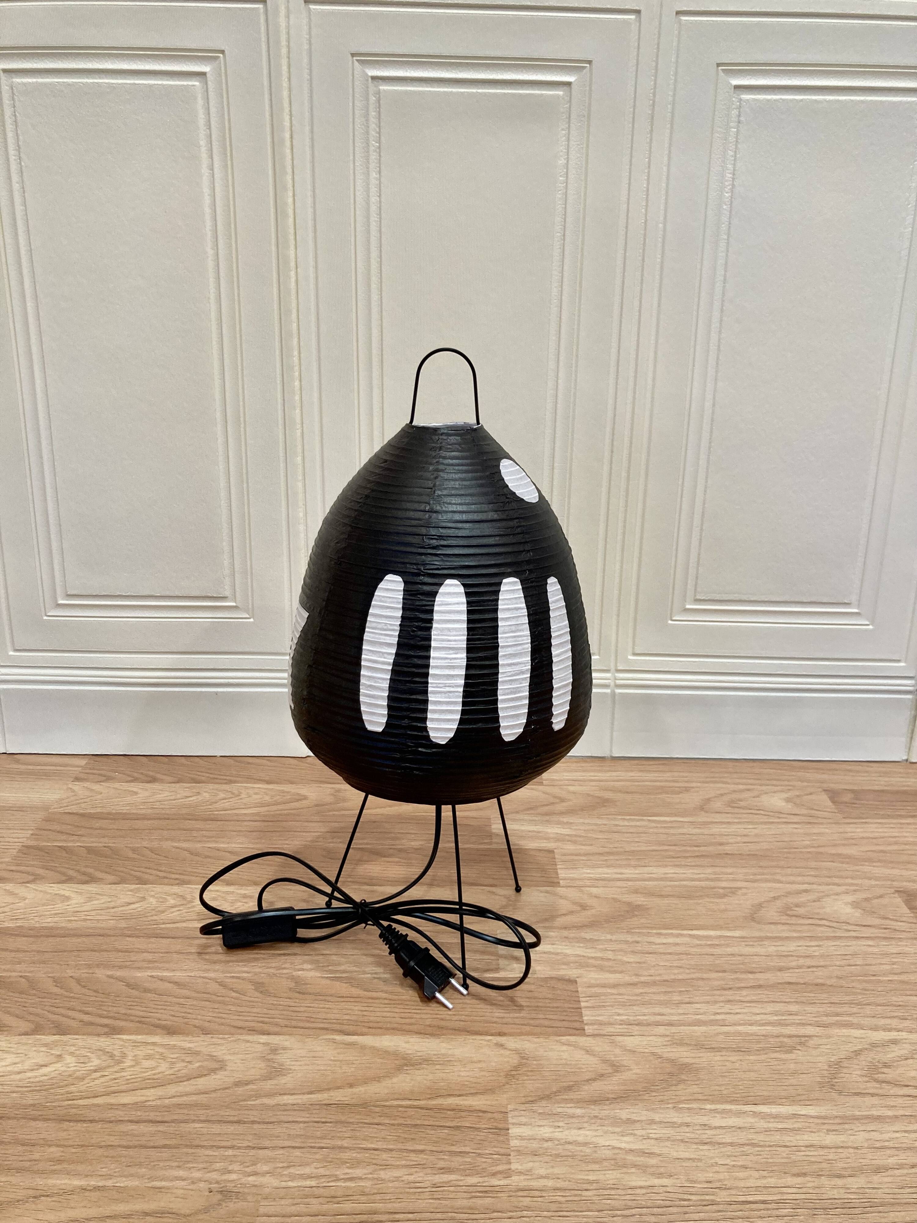Lampe noire "design papier et métal".