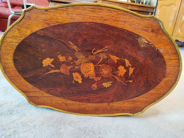 Guéridon de style transition Louis XV Louis XVI en marqueterie de noyer