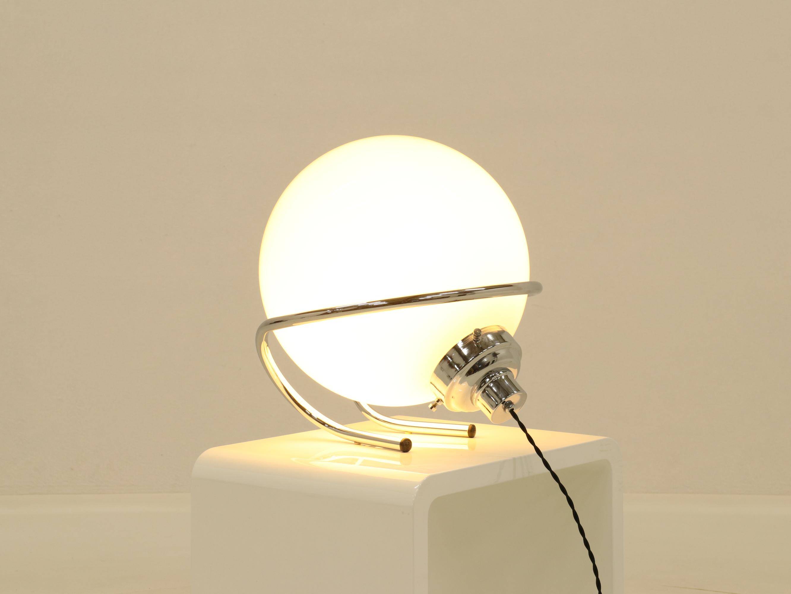 Lampe de table globe en chrome et verre blanc, Italie, années 1970