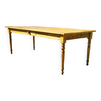 Table de ferme en chêne massif avec plateau à planches avec  patine tigrée.