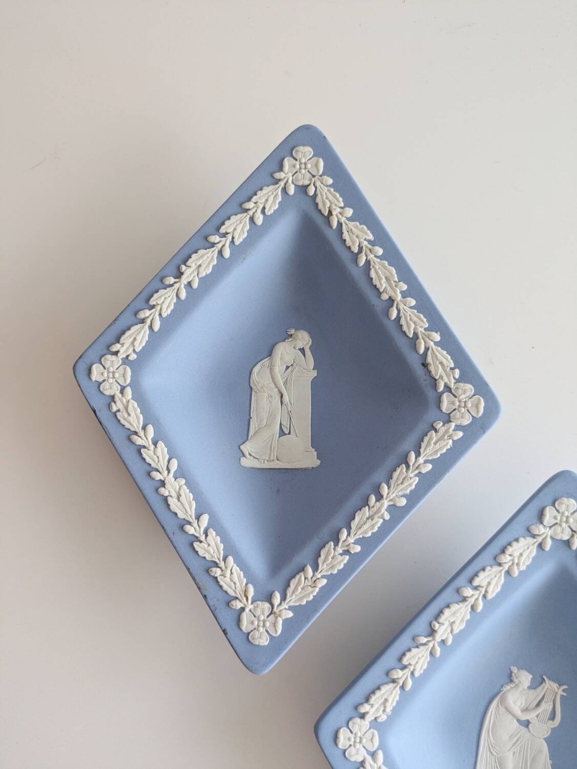 Lot of 2 Wedgwood 1955 pocket emptiers. In very good condition.