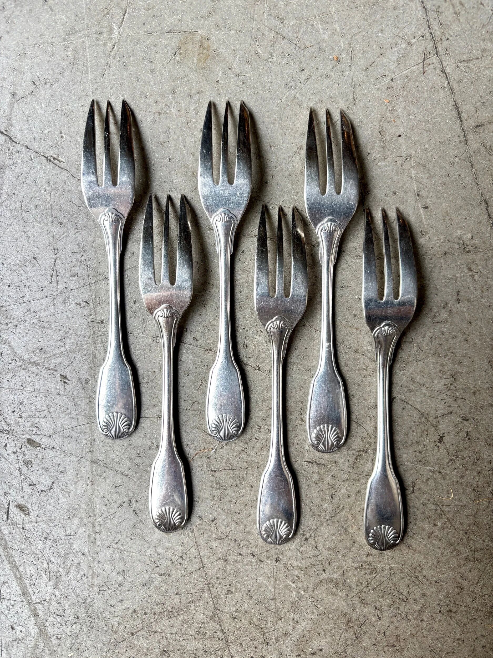 6 dessert forks, Christofle pie in silver-plated metal, shell decoration.
