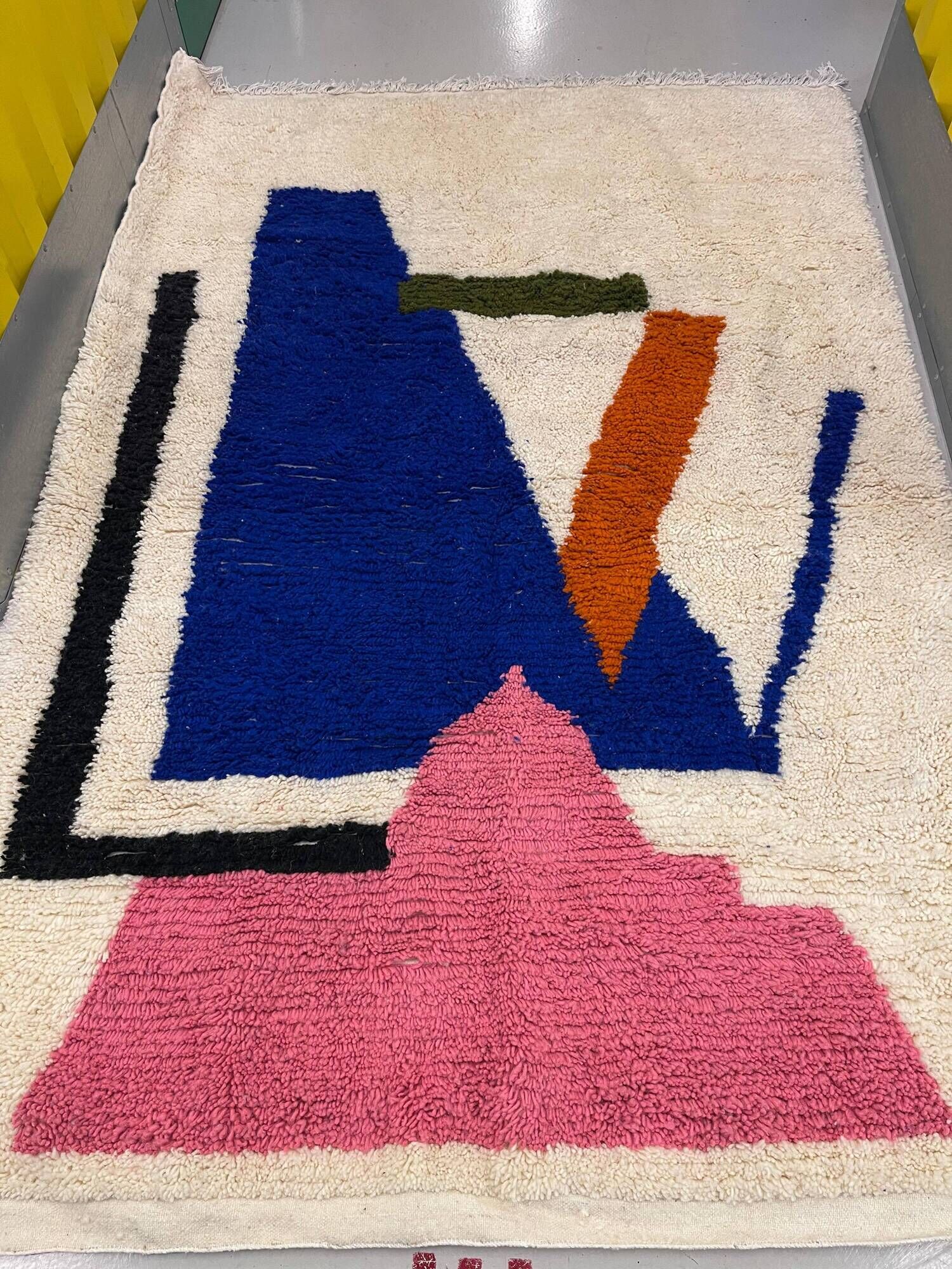 Handmade Berber rug from Morocco – Artisan piece – 164 × 253 cm
