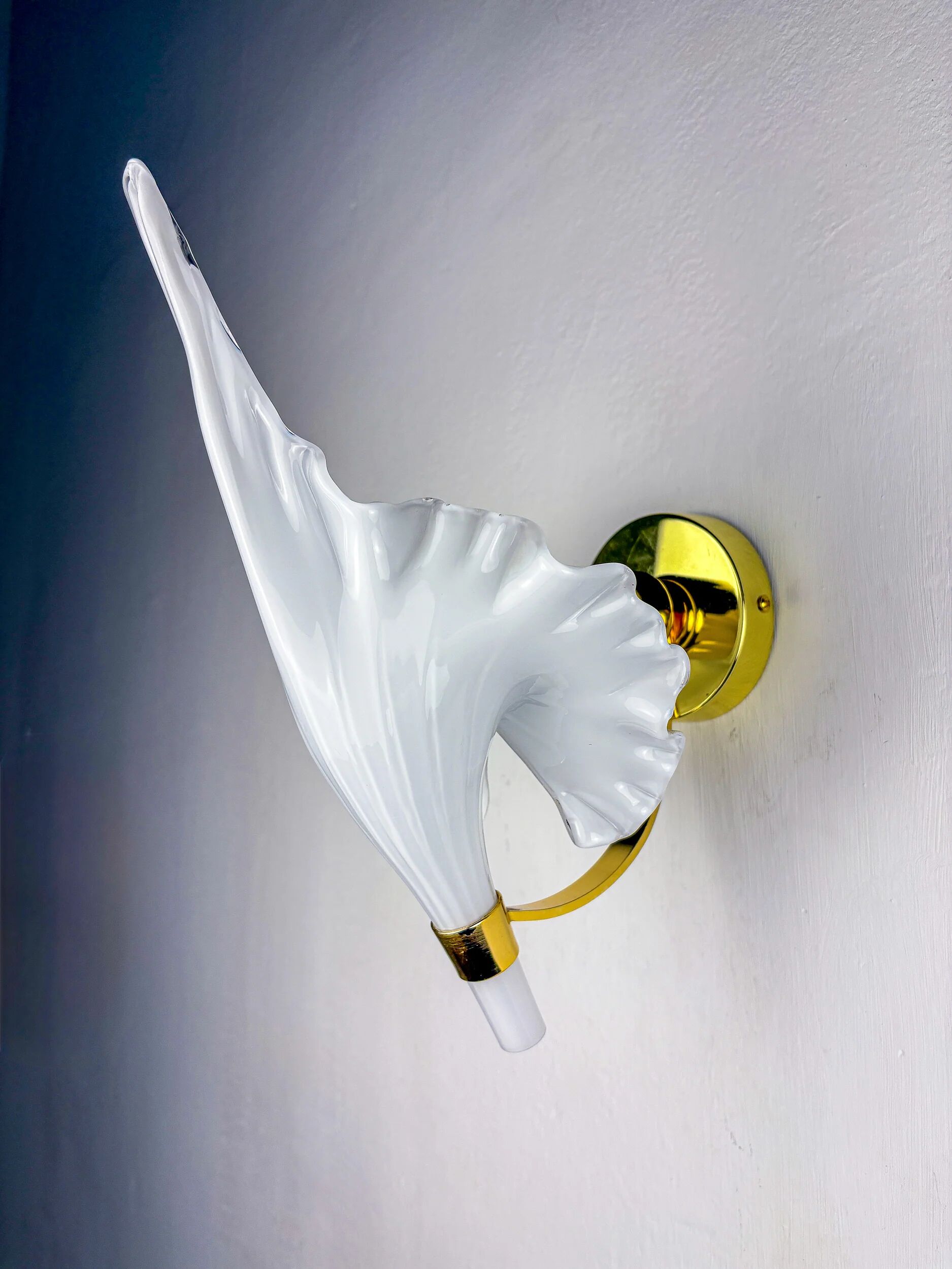 Pair of "Calla Lily" leaf-shaped wall sconces, Murano glass & gilt brass, circa 1970s, Italy