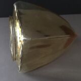 Globe en verre ambré de forme pyramidale. Pour lampe à poser.