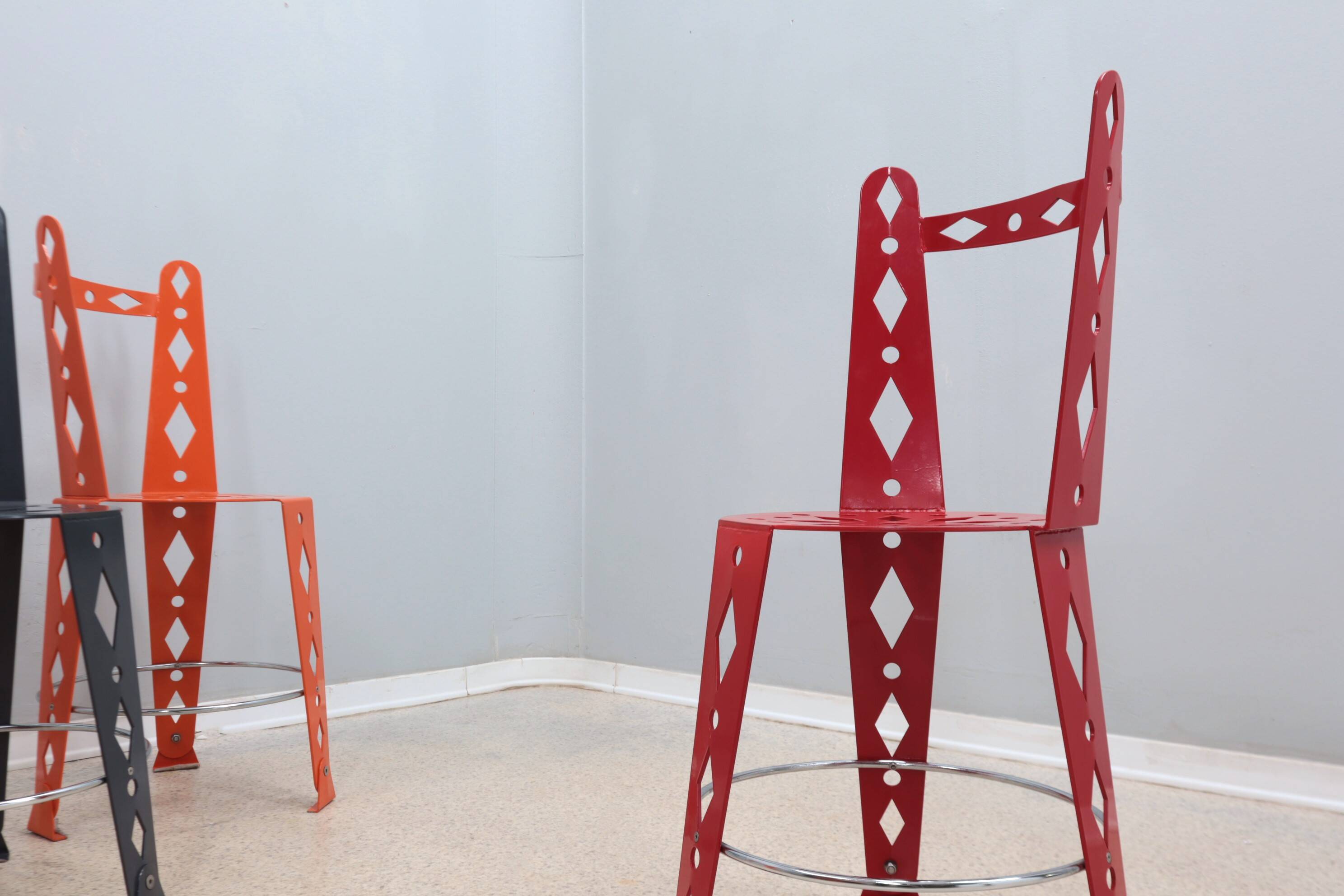 Suite de 6 chaises post-modernes en métal laqué artifort années 2000