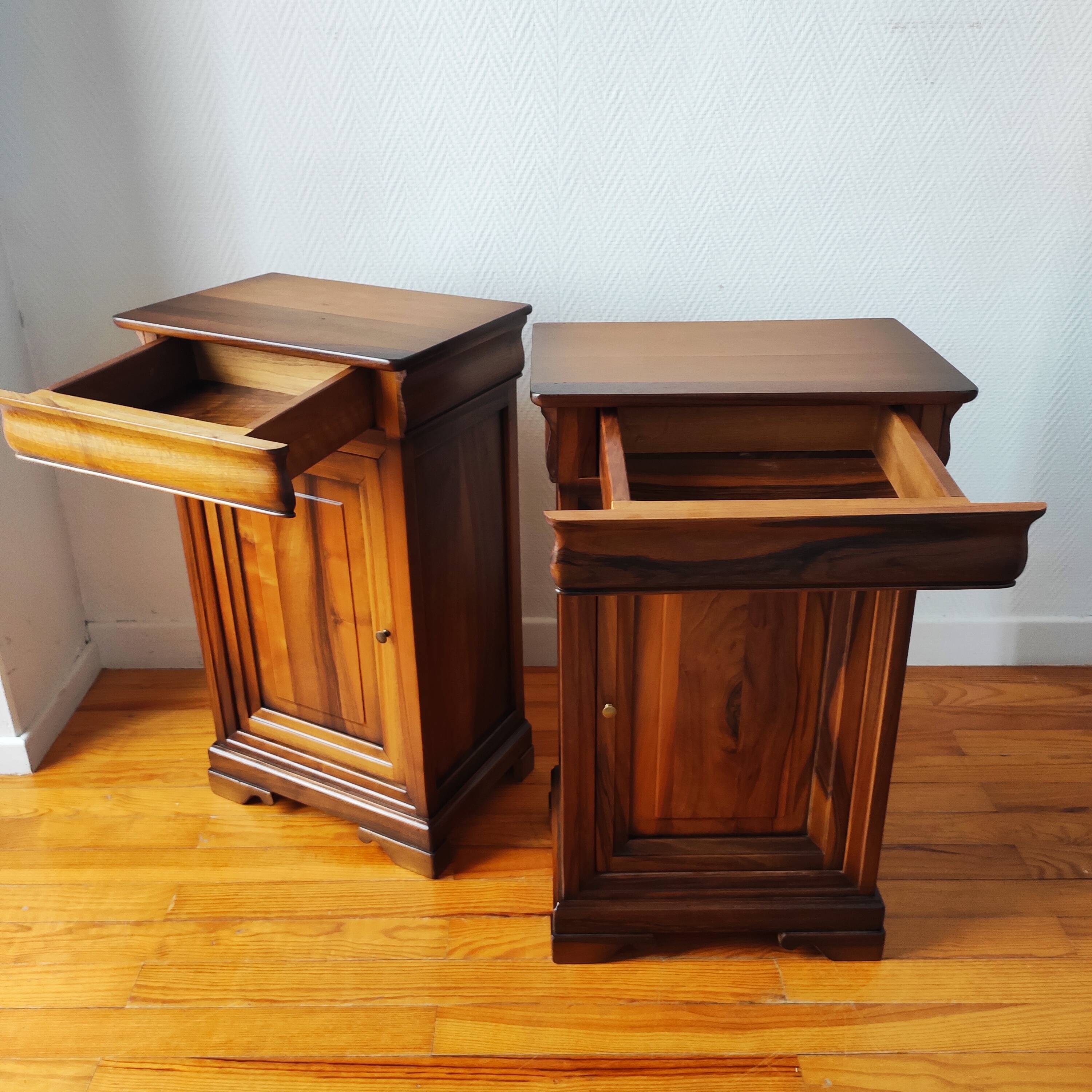 Paire de tables de nuit — style classique, inspiration Louis-Philippe