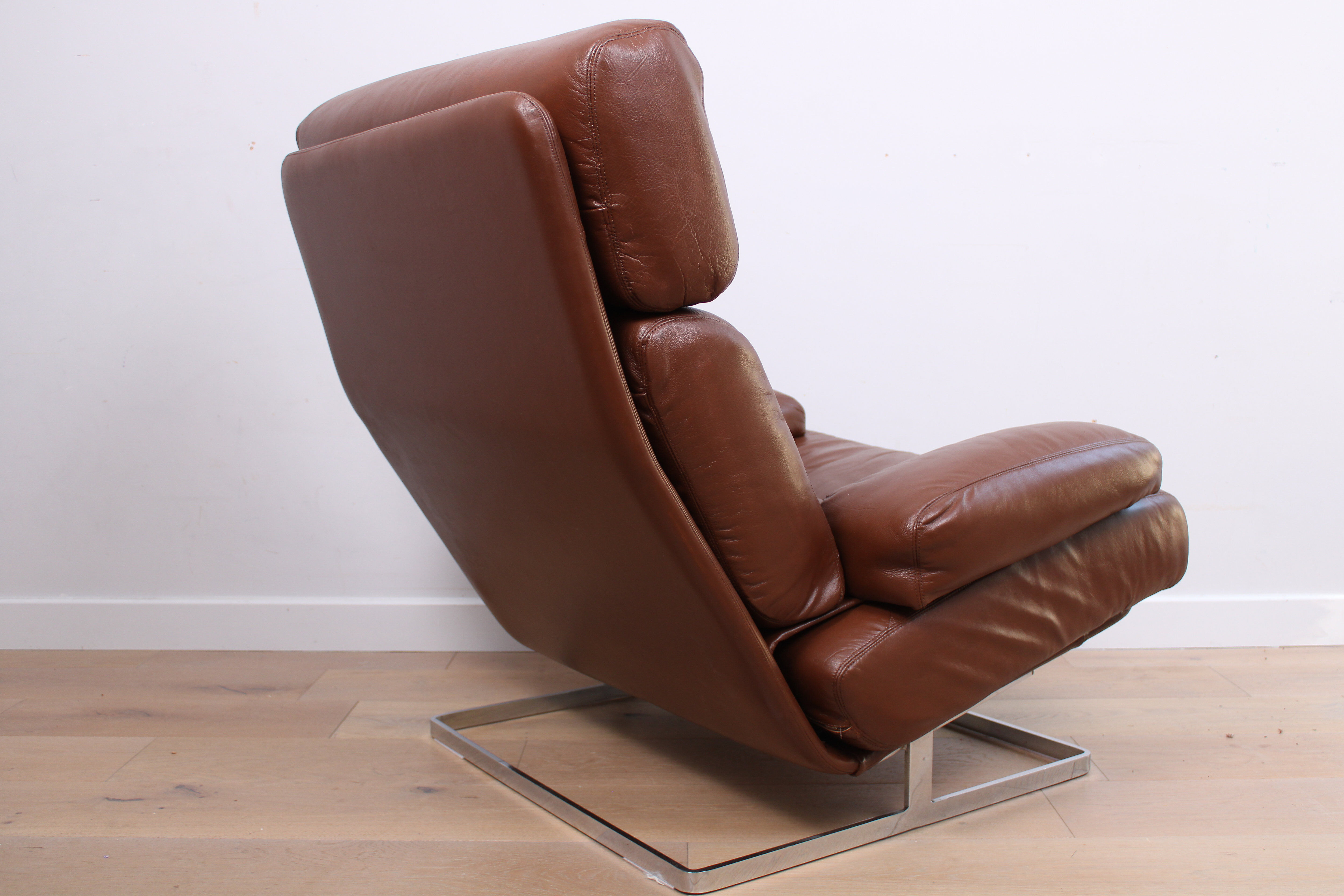 Un fauteuil lounge Nucleus en cuir marron Tetrad vintage des années 50.