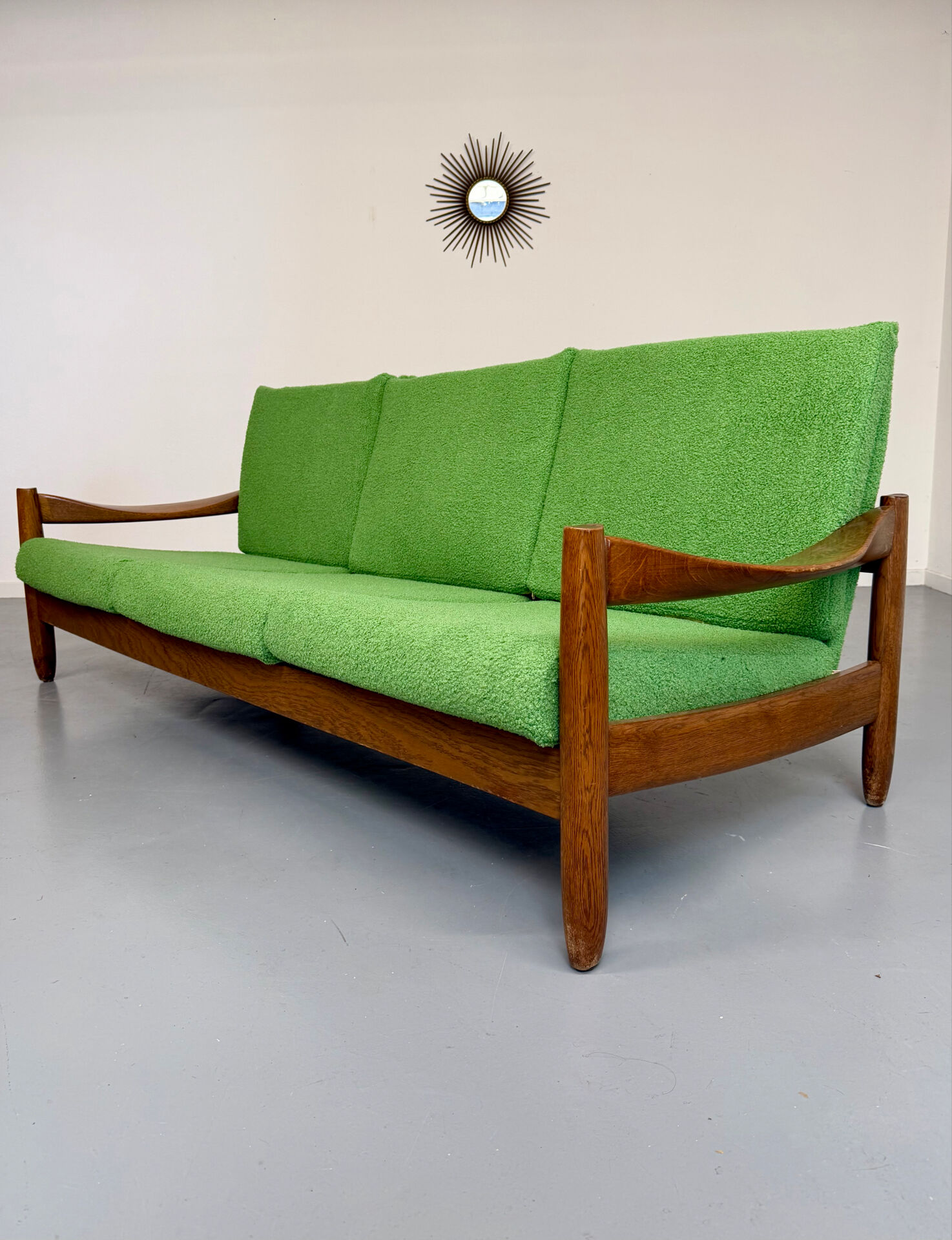 Vintage 3-seater canapé in solid oak with boucle fabric, Scandinavian design from the 70s.