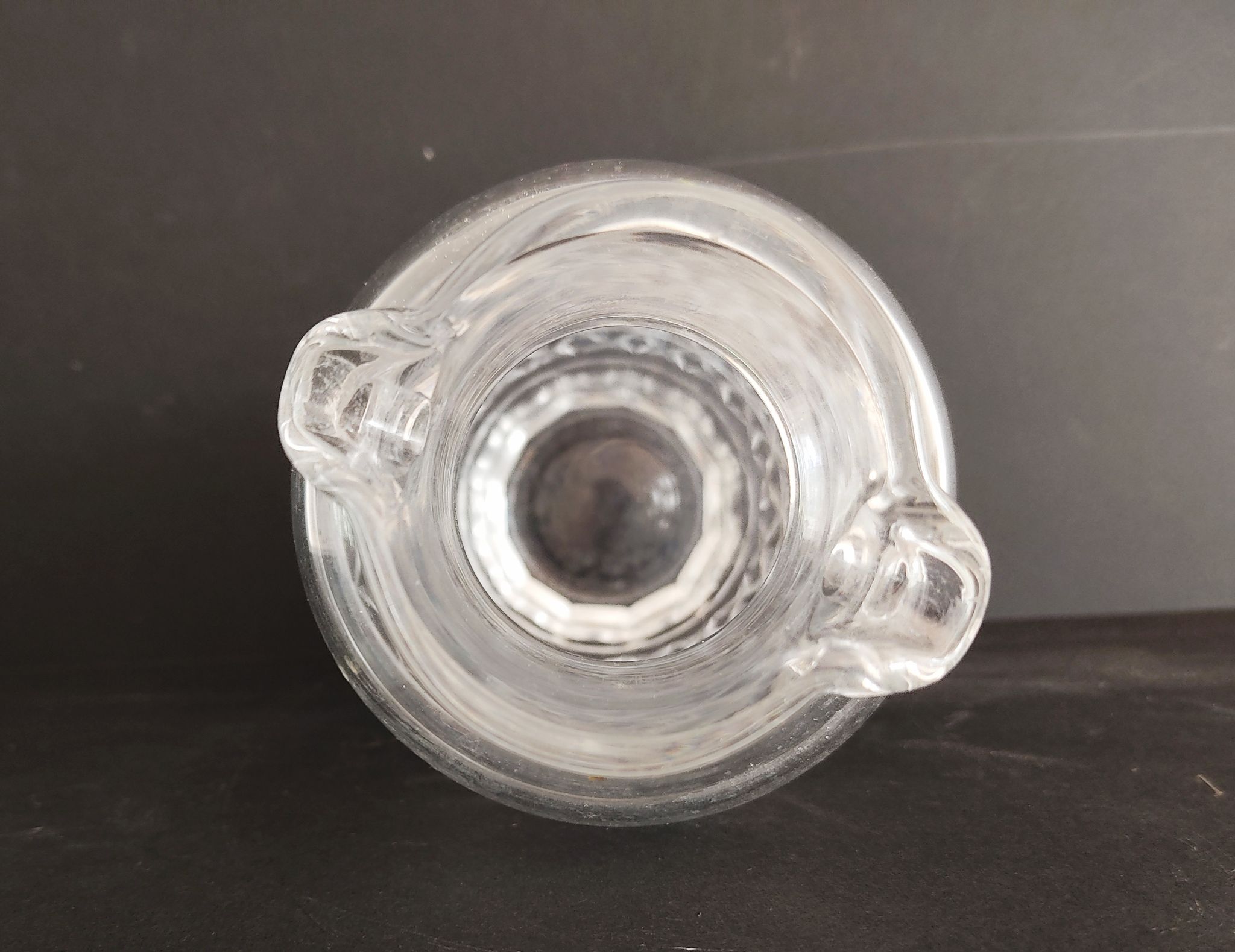 Ensemble de trois vases en cristal et en verre