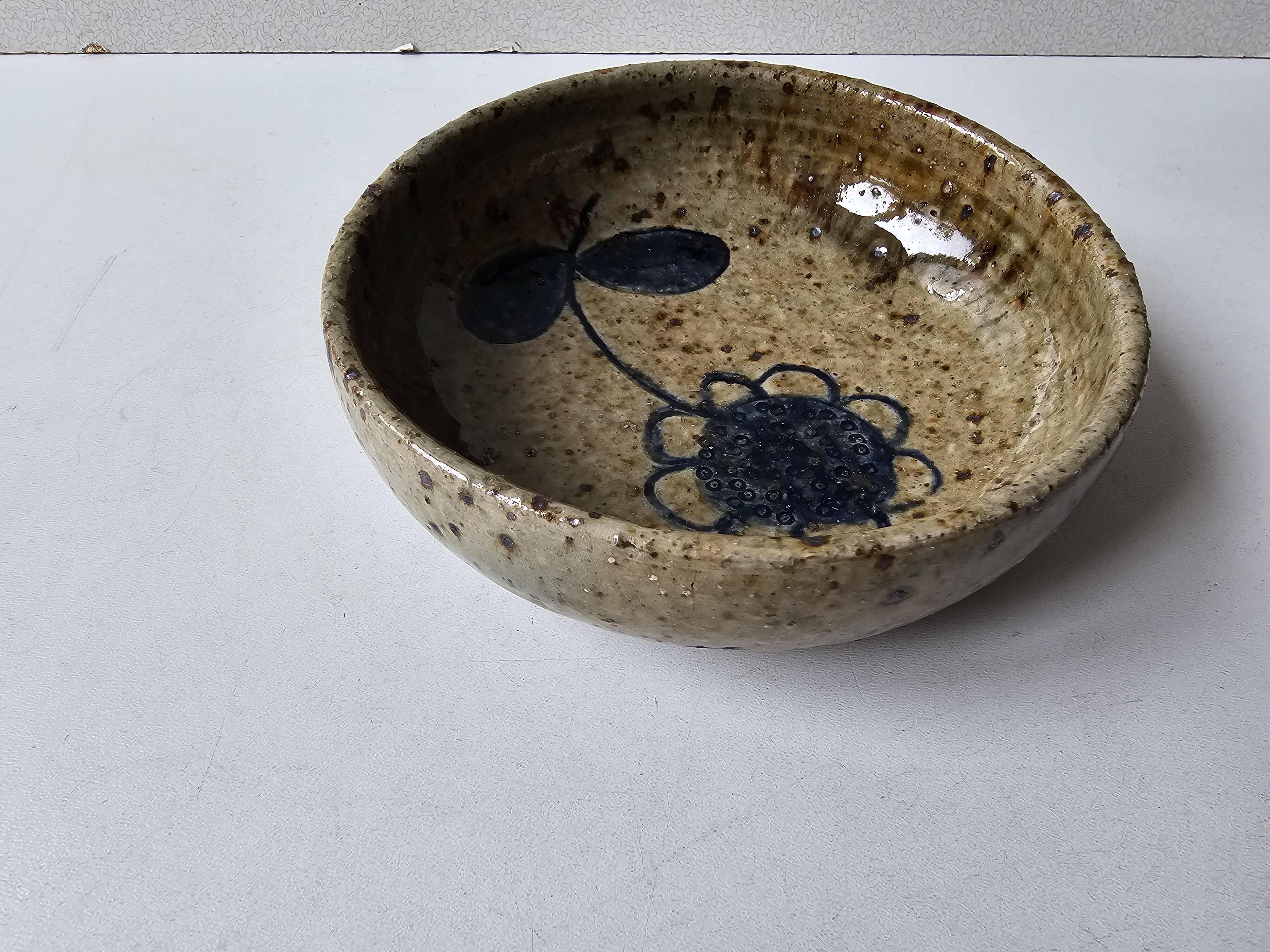 Ceramic bowl emptier with floral motif by suzanne dauliach