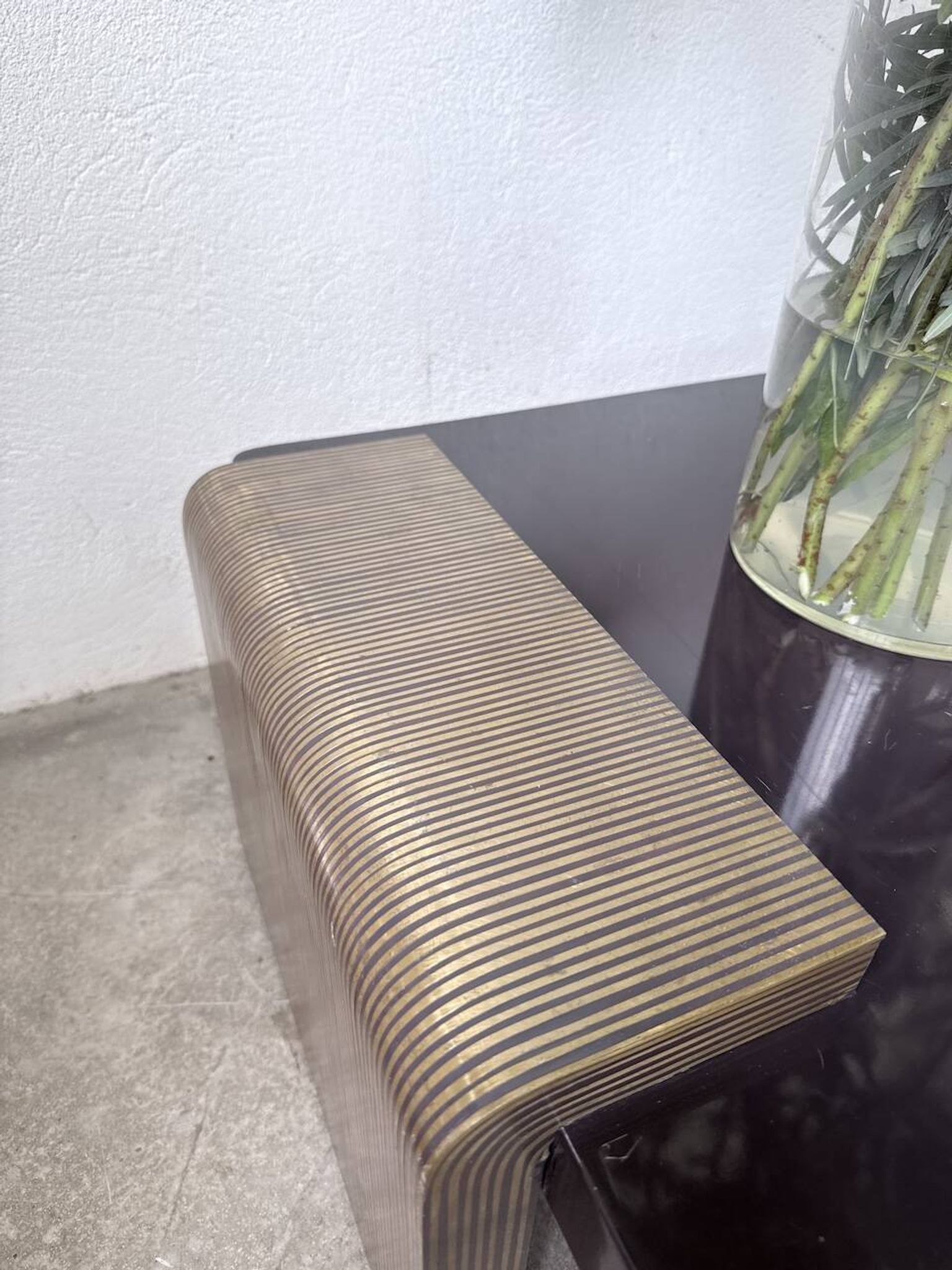 Art Deco coffee table in lacquer and brass