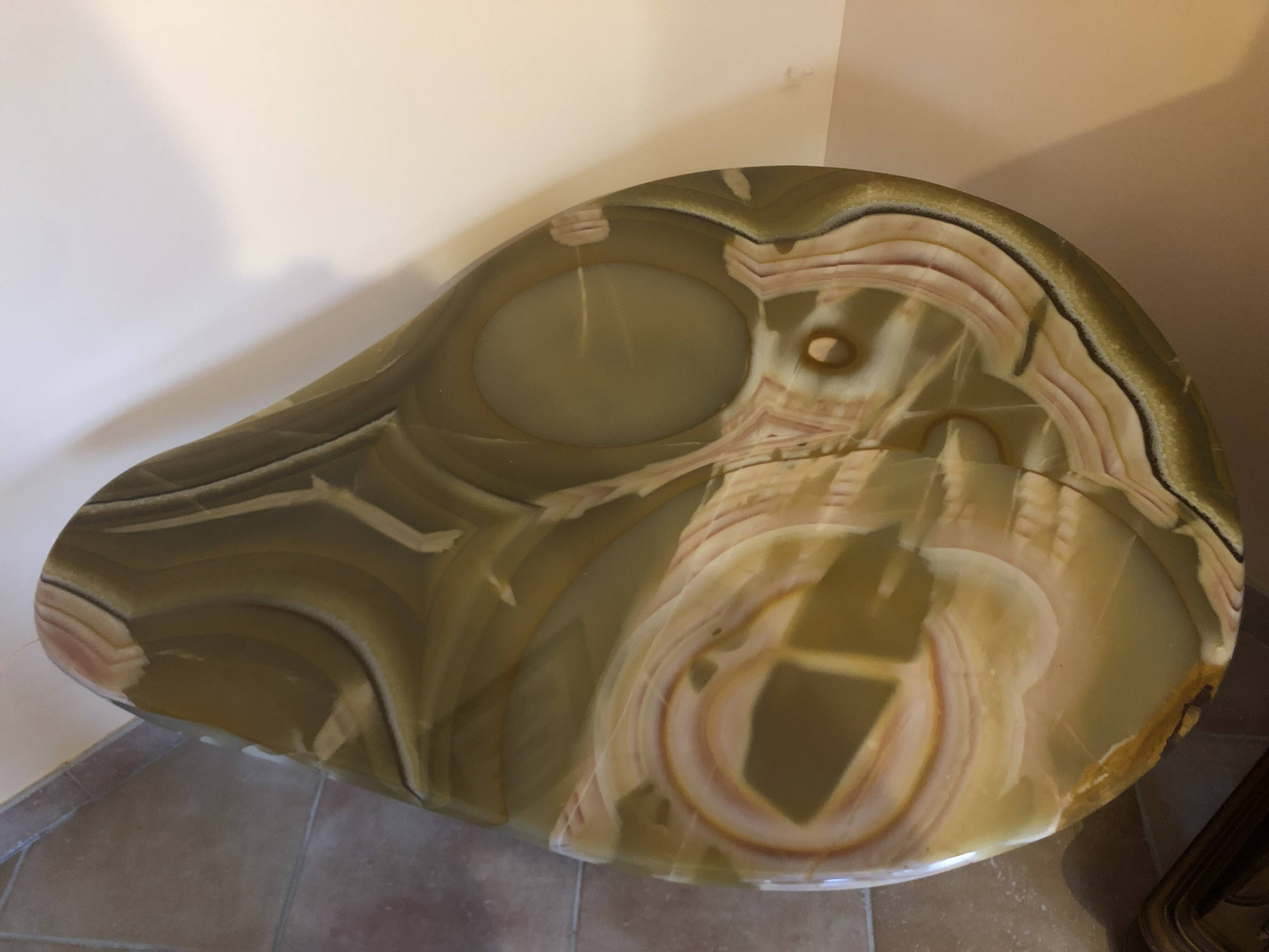 Table basse en onyx forme libre