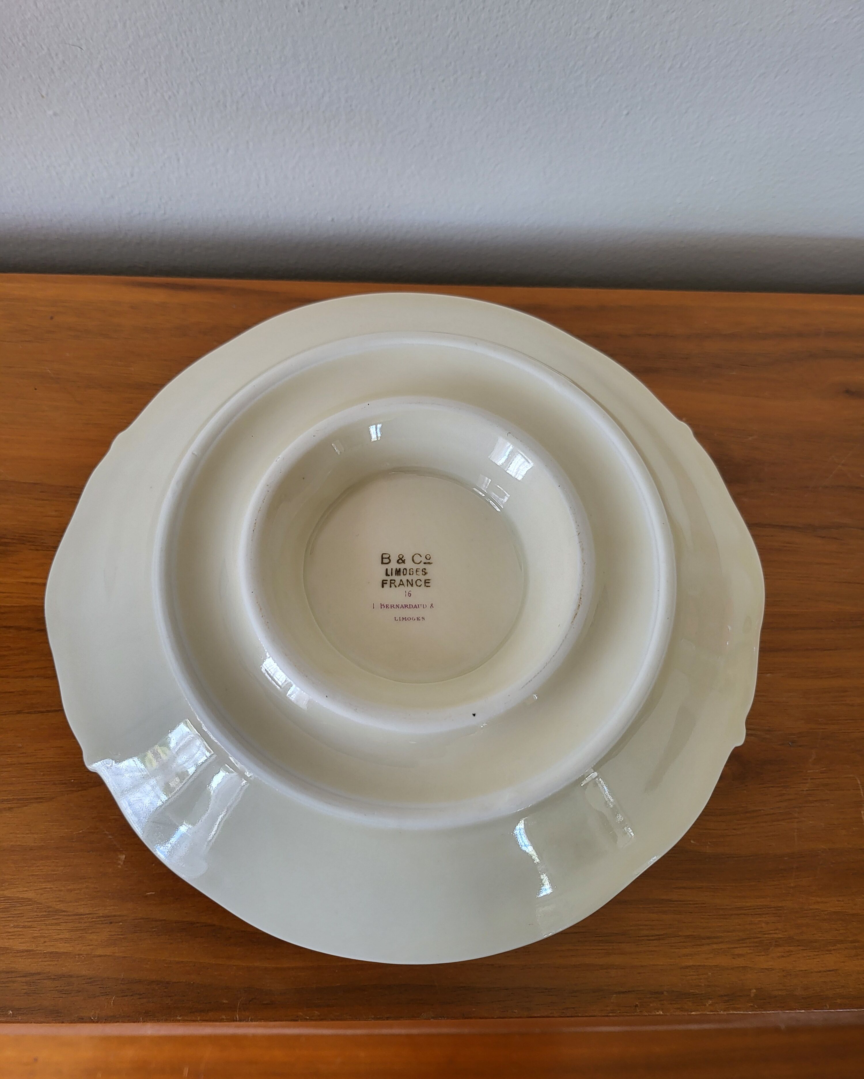 Limoges Bernardaud. Sauce boat in porcelain with floral decorations.
