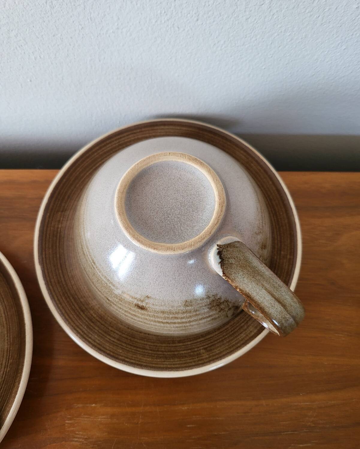 Ensemble de 2 grandes tasses et sous-tasse en grès Longchamp