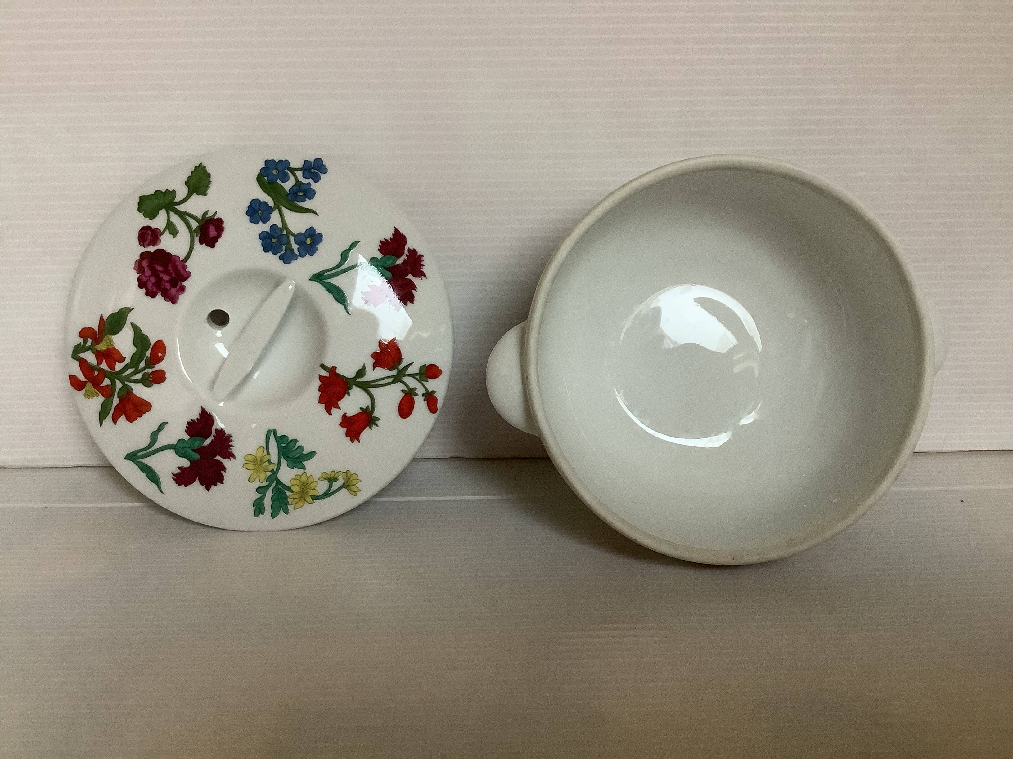 Paire de cassolettes avec couvercles en porcelaine de Paris