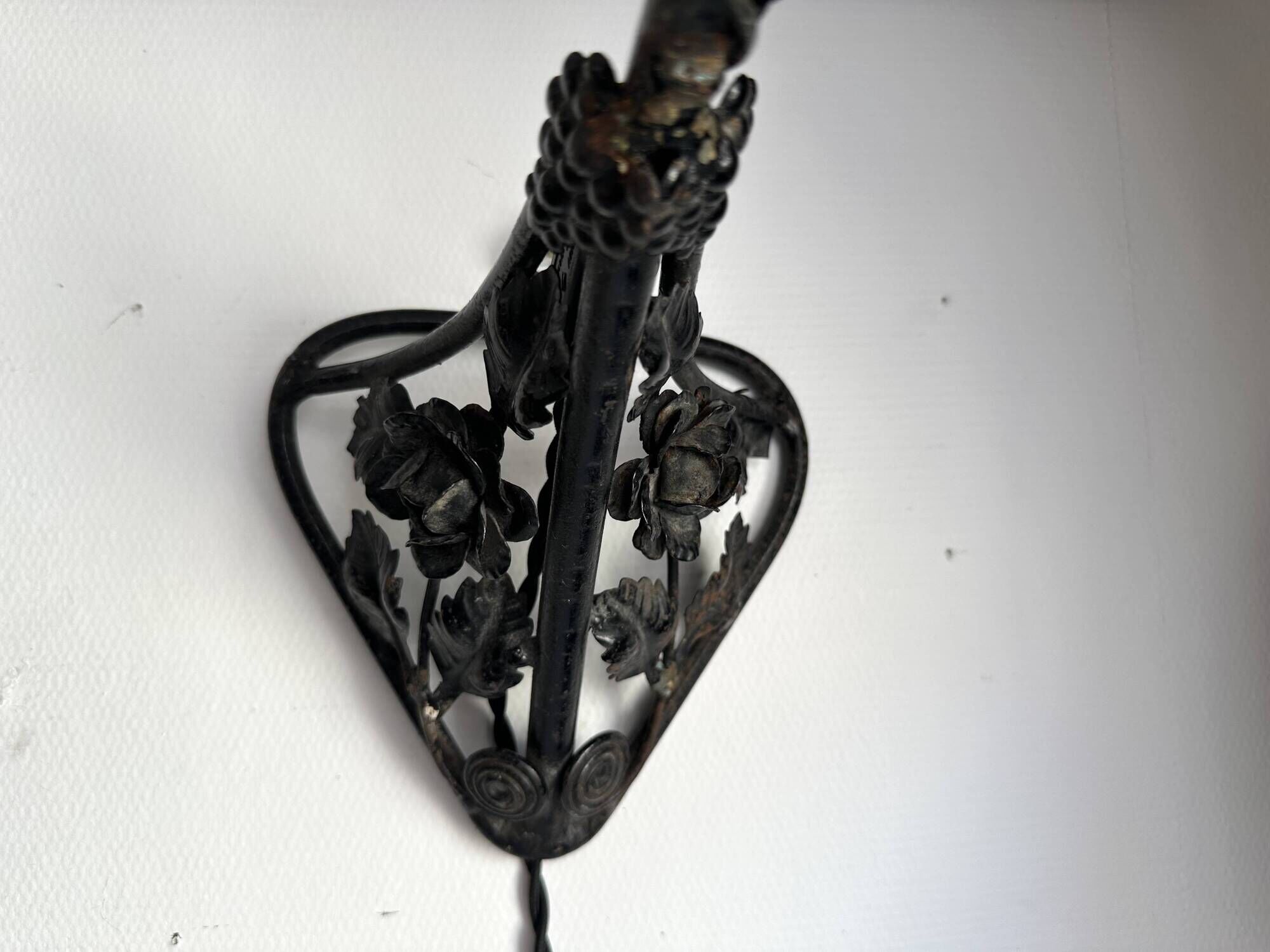 Art Nouveau wall light in wrought iron with vine decoration, early 20th century.