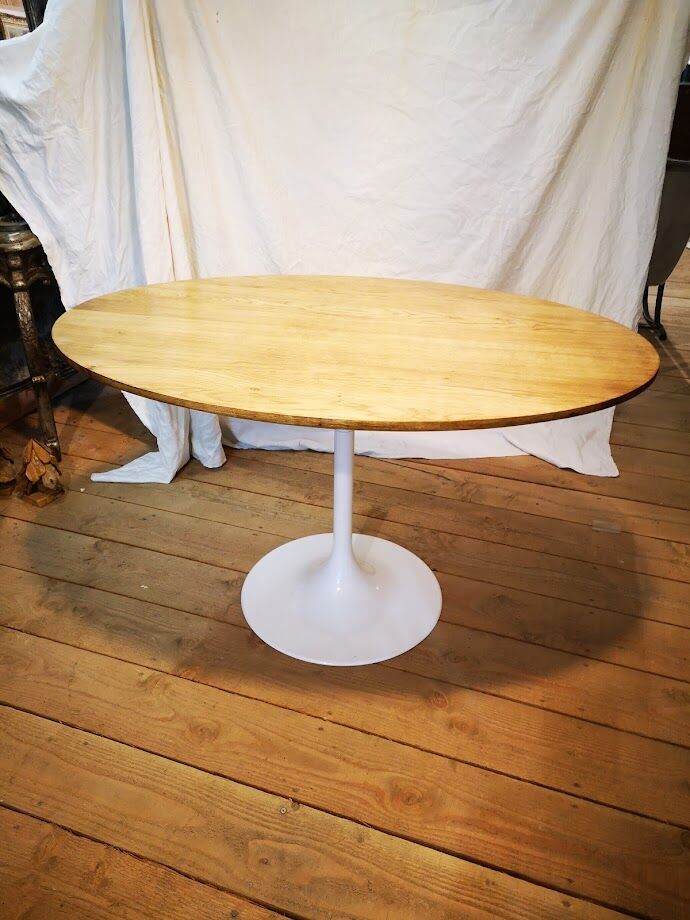 Oval table tulip foot