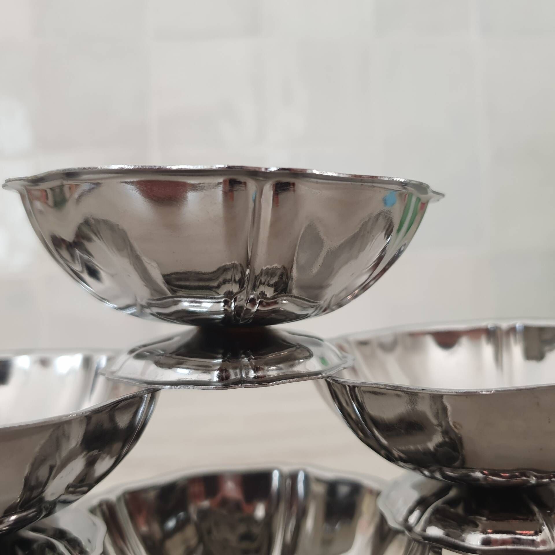 Dessert / ice cream bowls in 18/10 stainless steel, Guy Degrenne style, flower shape.