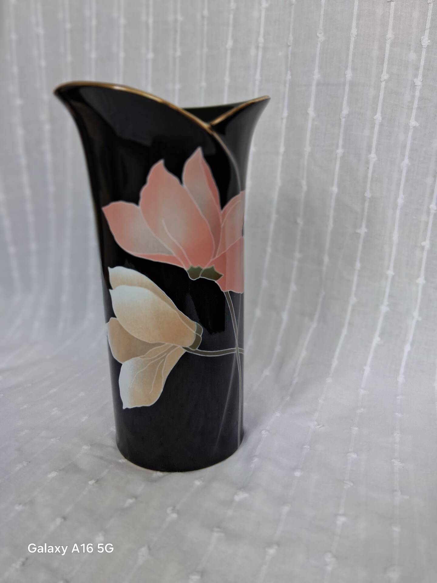 Superb vintage vase in glossy black glazed porcelain. Yamaji.
