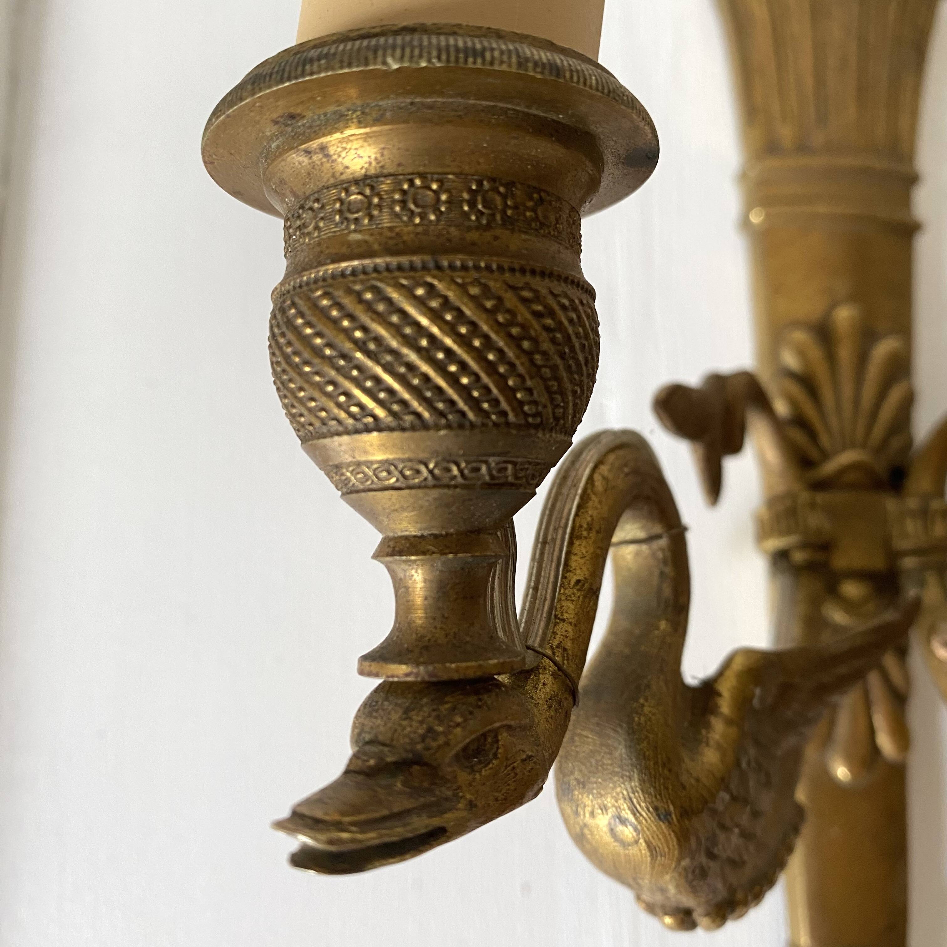 Paire d'appliques doubles en laiton style louis XVI décor de cygnes