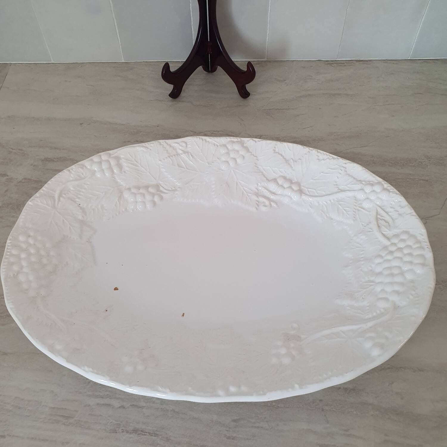 Large serving dish in white Barbotine