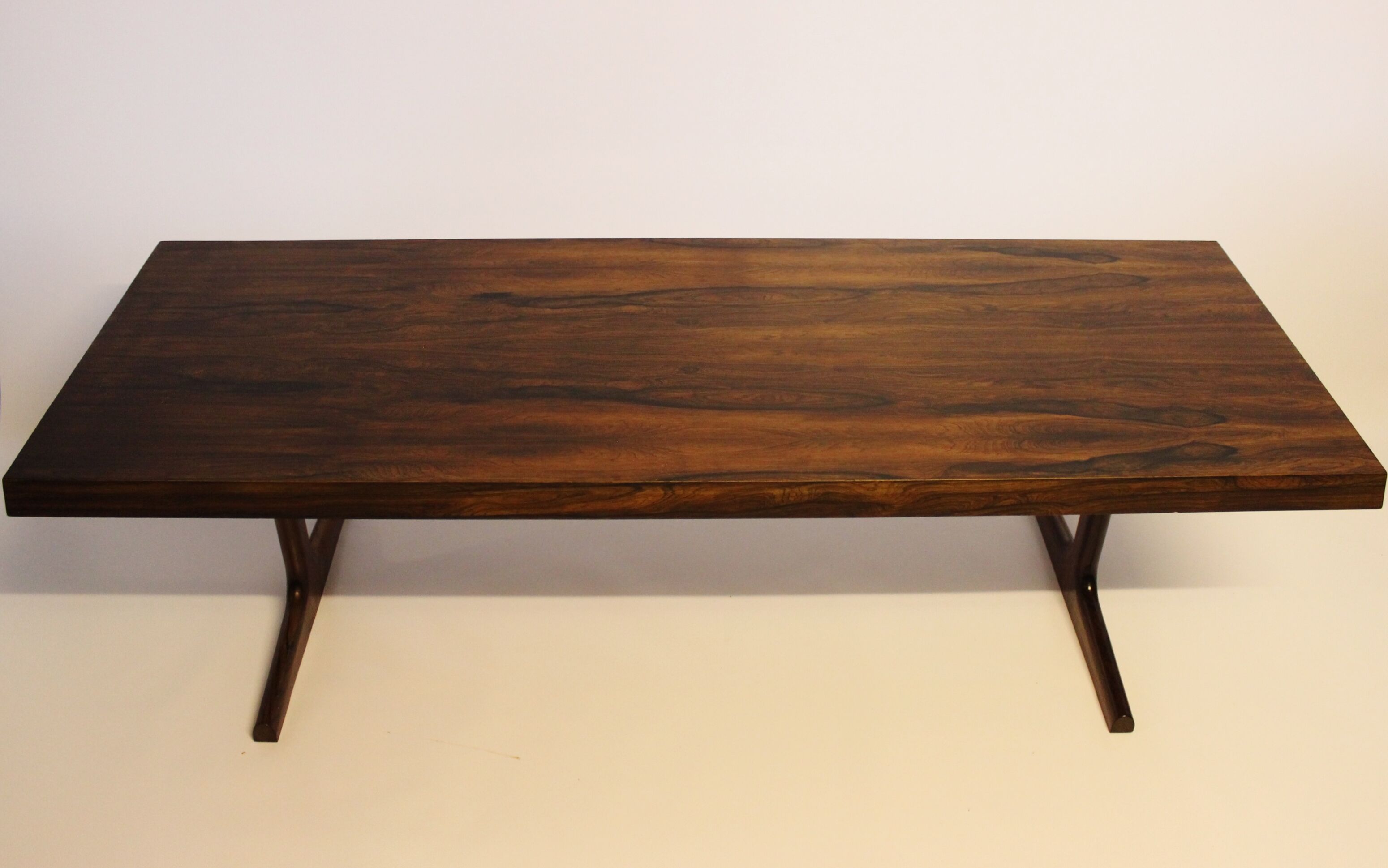 Table basse en bois de rose des années 1960