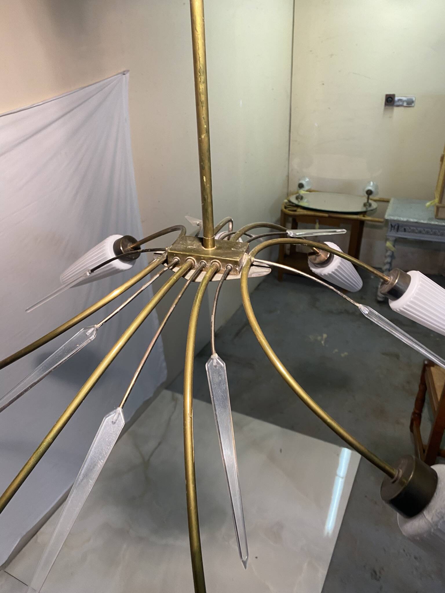 Vintage 8-light chandelier in brass and ribbed opaline glass