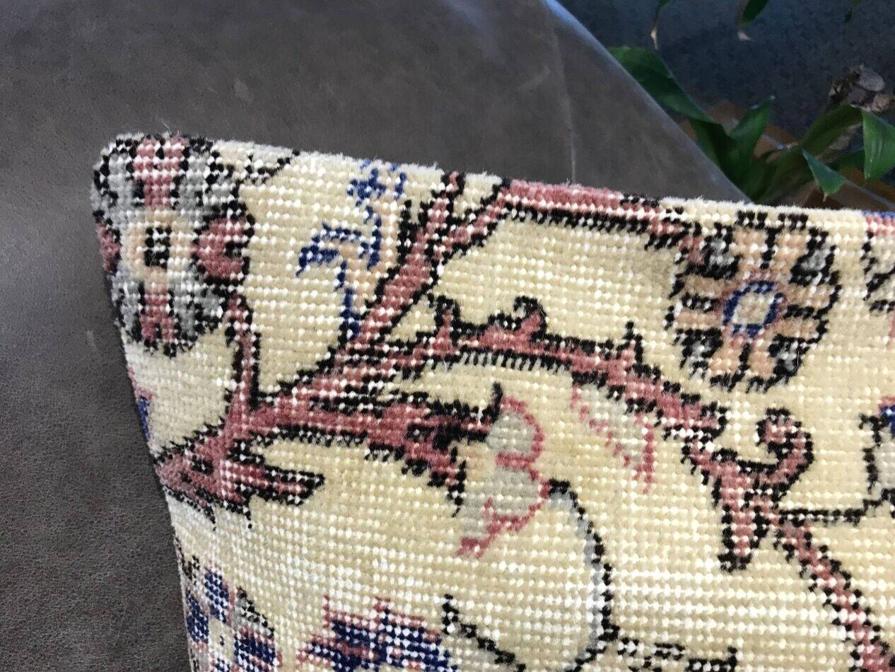 Coussin en tapis vintage fait main